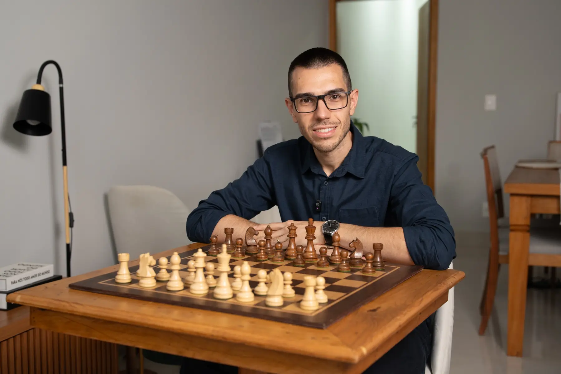 Treinador André Basso com um tabuleiro de xadrez